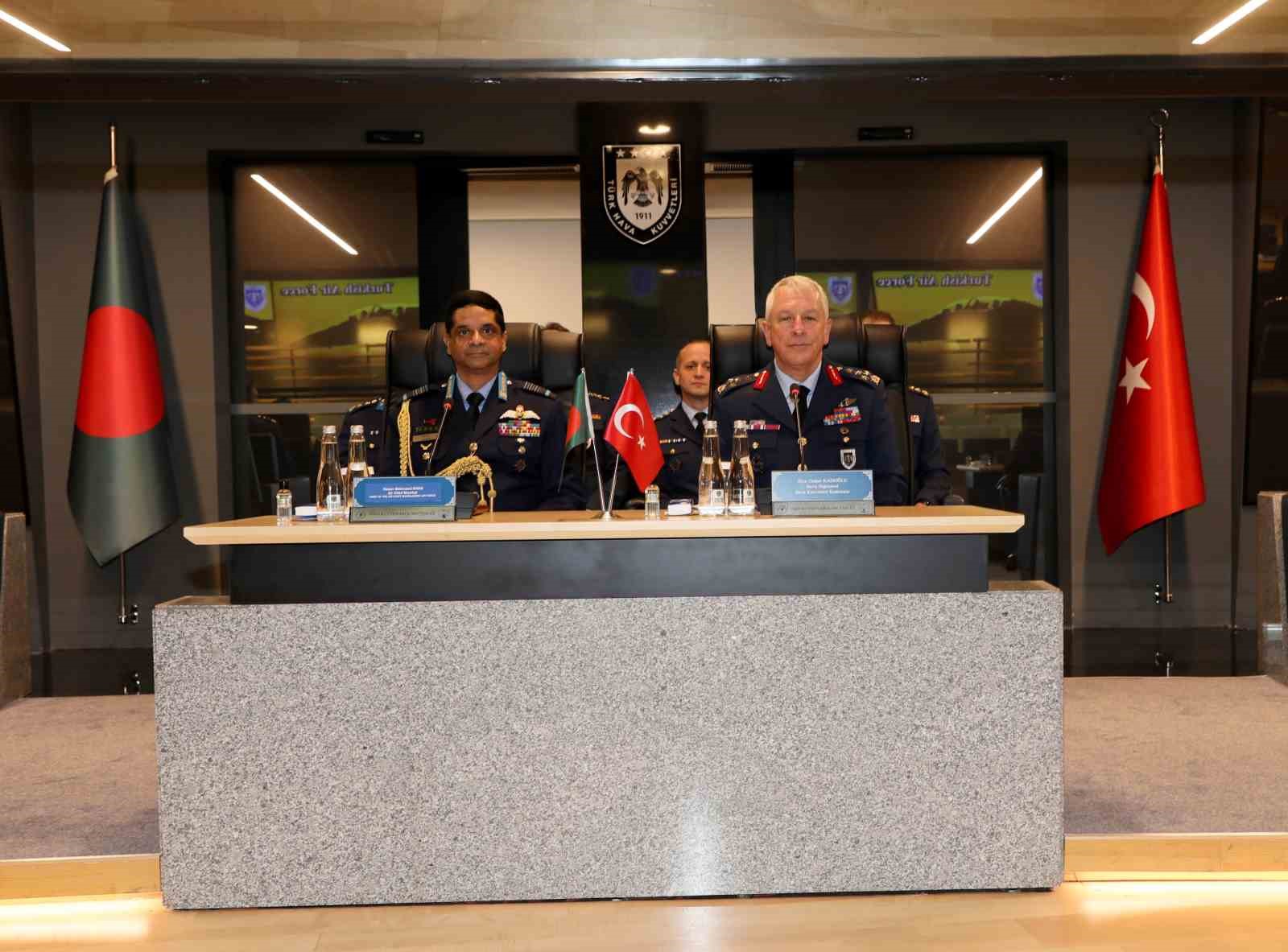 Hava Kuvvetleri Komutanı Kadıoğlu, Bangladeş Halk Cumhuriyeti Hava Kuvvetleri Komutanı Khan ile bir araya geldi
