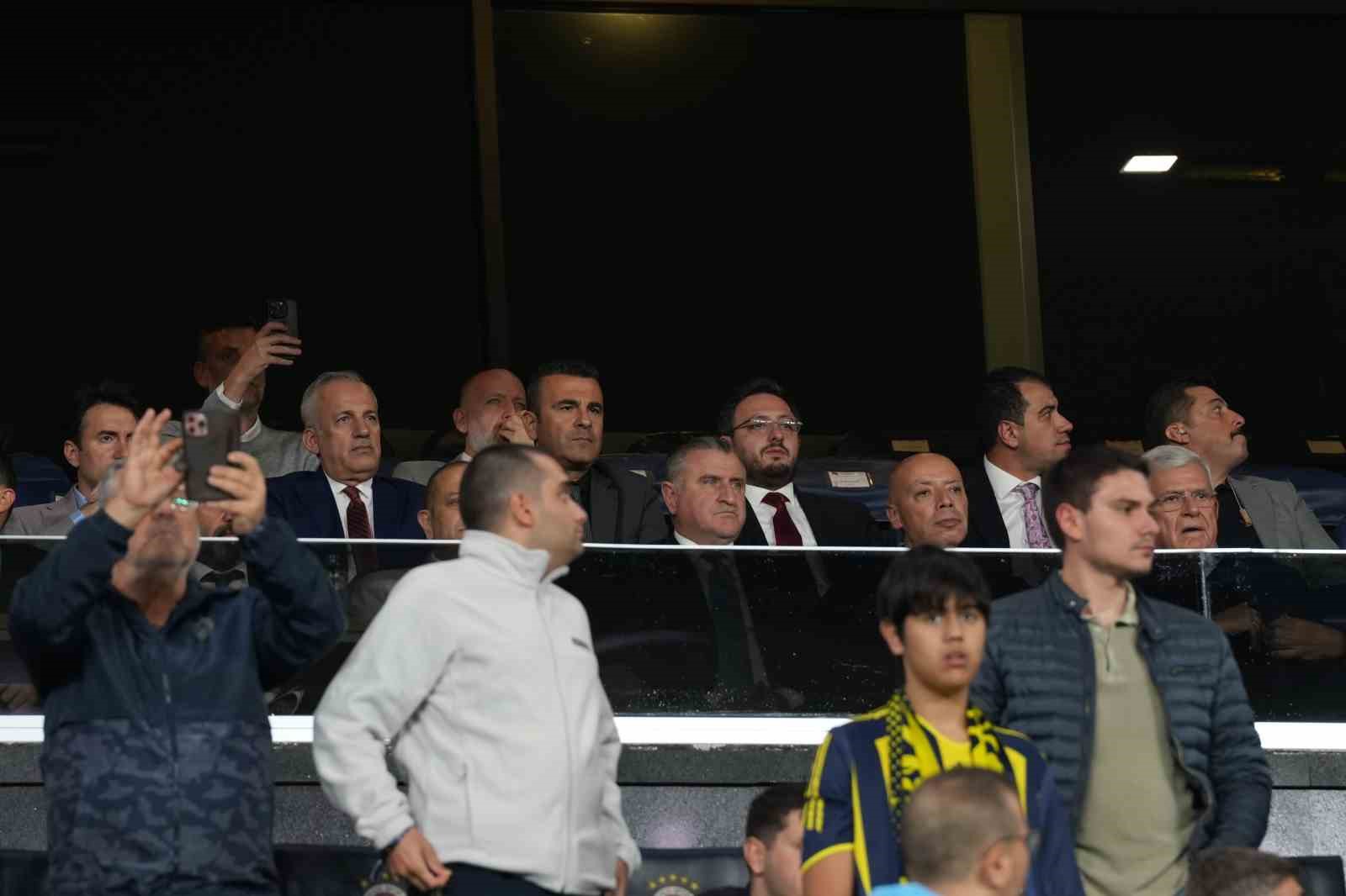 Bakan Bak ile Montella, Fenerbah&ccedil;e-Nice ma&ccedil;ını takip etti
