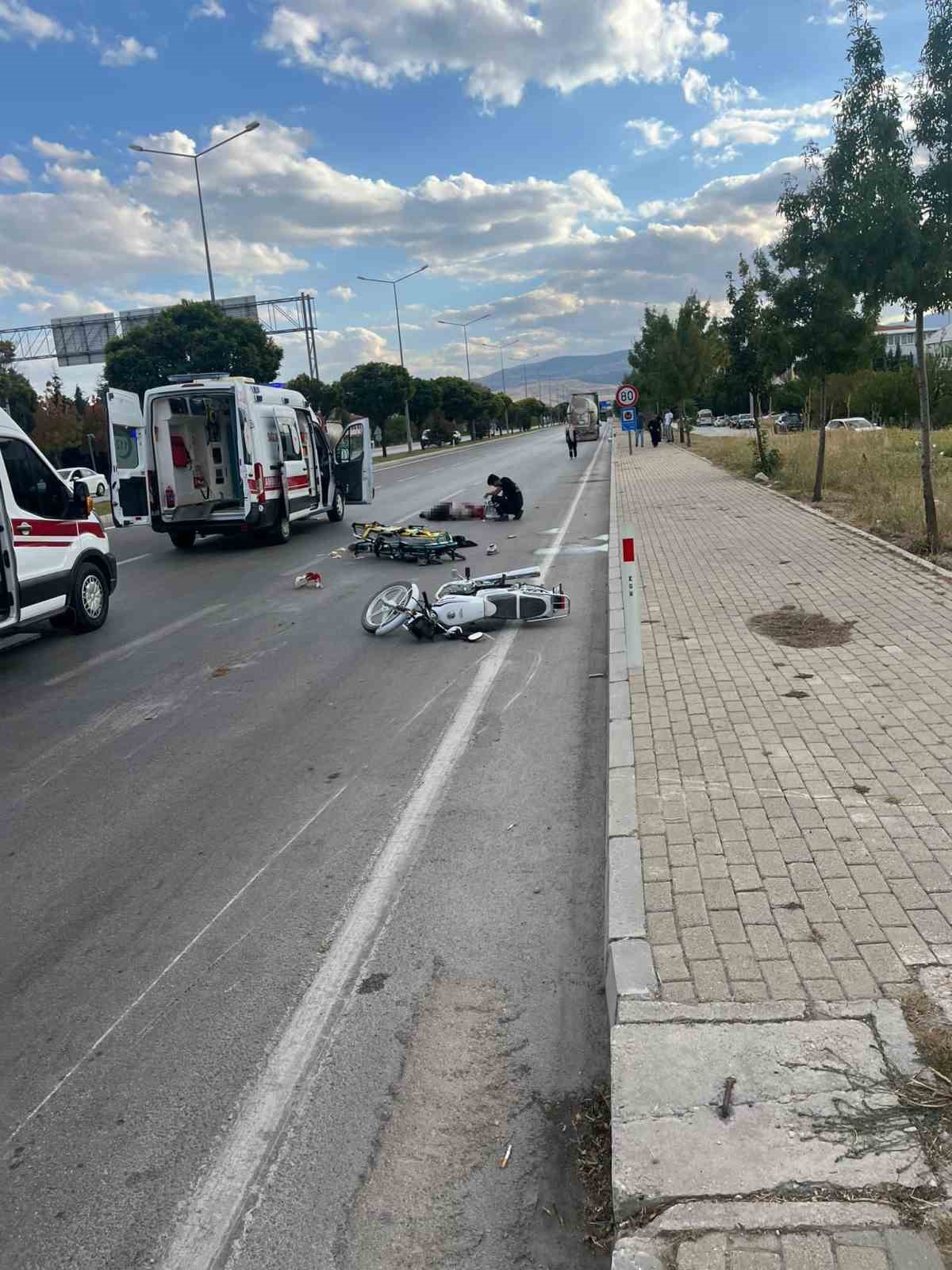 Tırın &ccedil;arptığı motosikletteki iki gen&ccedil; hayatını kaybetti

