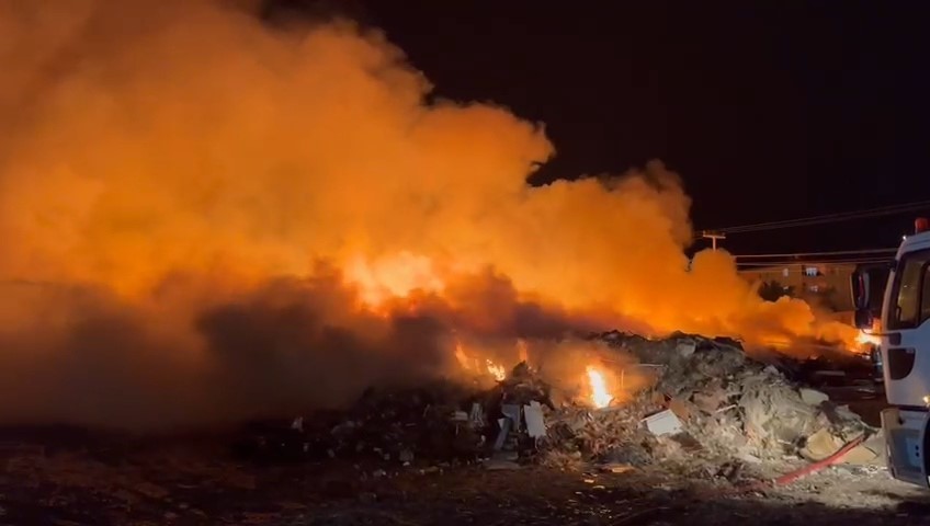 Kapaklı&rsquo;da hurdalık yangını korkuttu
