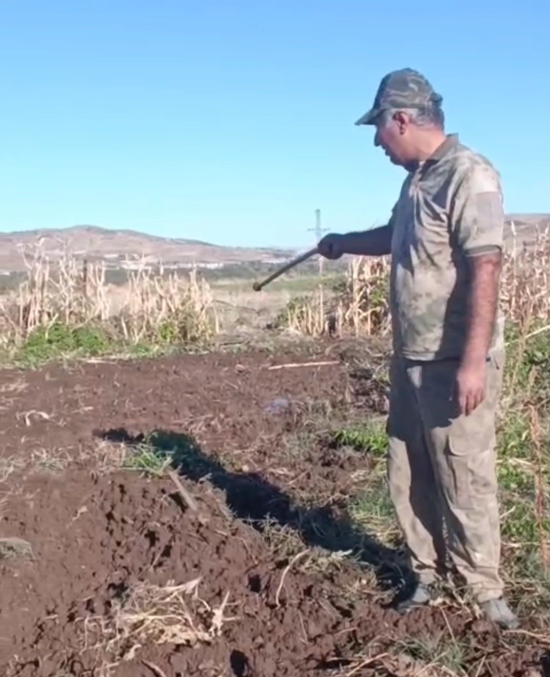 &Ccedil;ift&ccedil;iden bah&ccedil;esini talan eden domuza tebess&uuml;m ettiren tepki: "Benden uzak durmadığın m&uuml;ddet&ccedil;e kalemini kıracağım"
