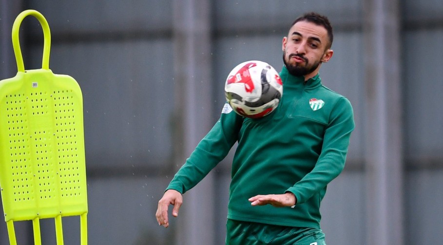 &Ouml;zl&uuml;ce&rsquo;de antrenman sonrası Başkan Enes &Ccedil;elik&rsquo;e doğum g&uuml;n&uuml; s&uuml;rprizi
