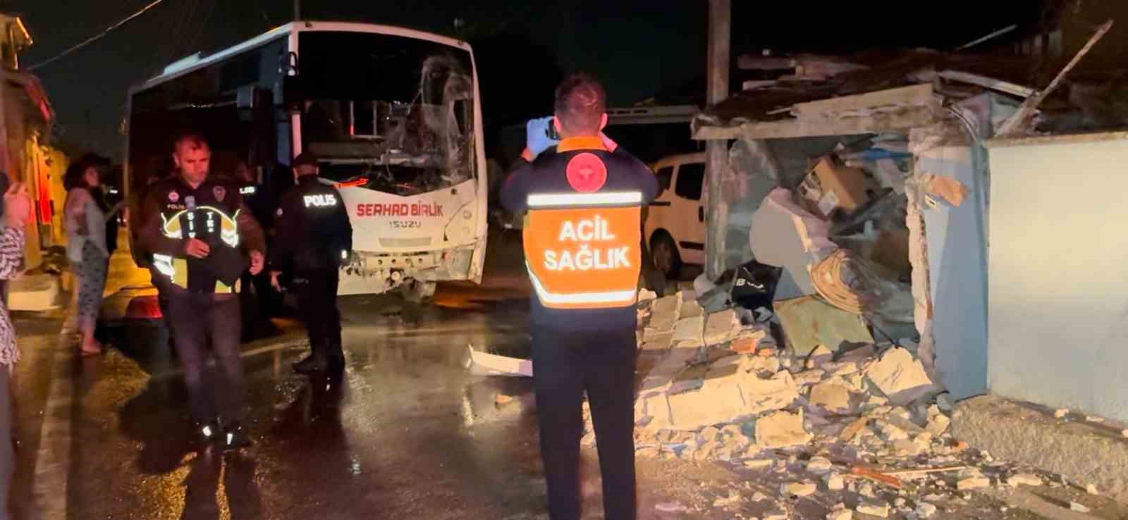 Korkunç kaza! Minibüs eve girdi