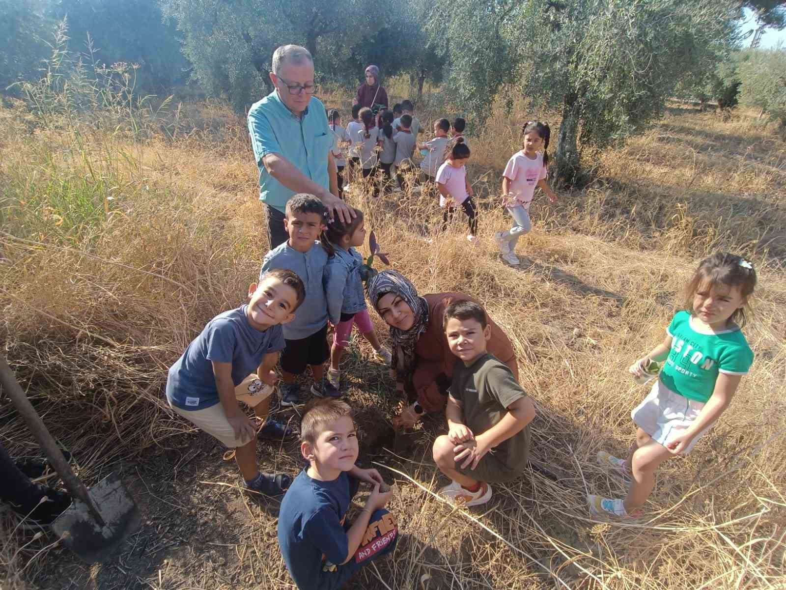 Minik öğrenciler fidan dikmeyi öğrendi