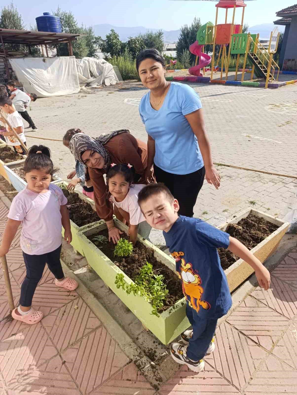 Minik &ouml;ğrenciler fidan dikmeyi &ouml;ğrendi
