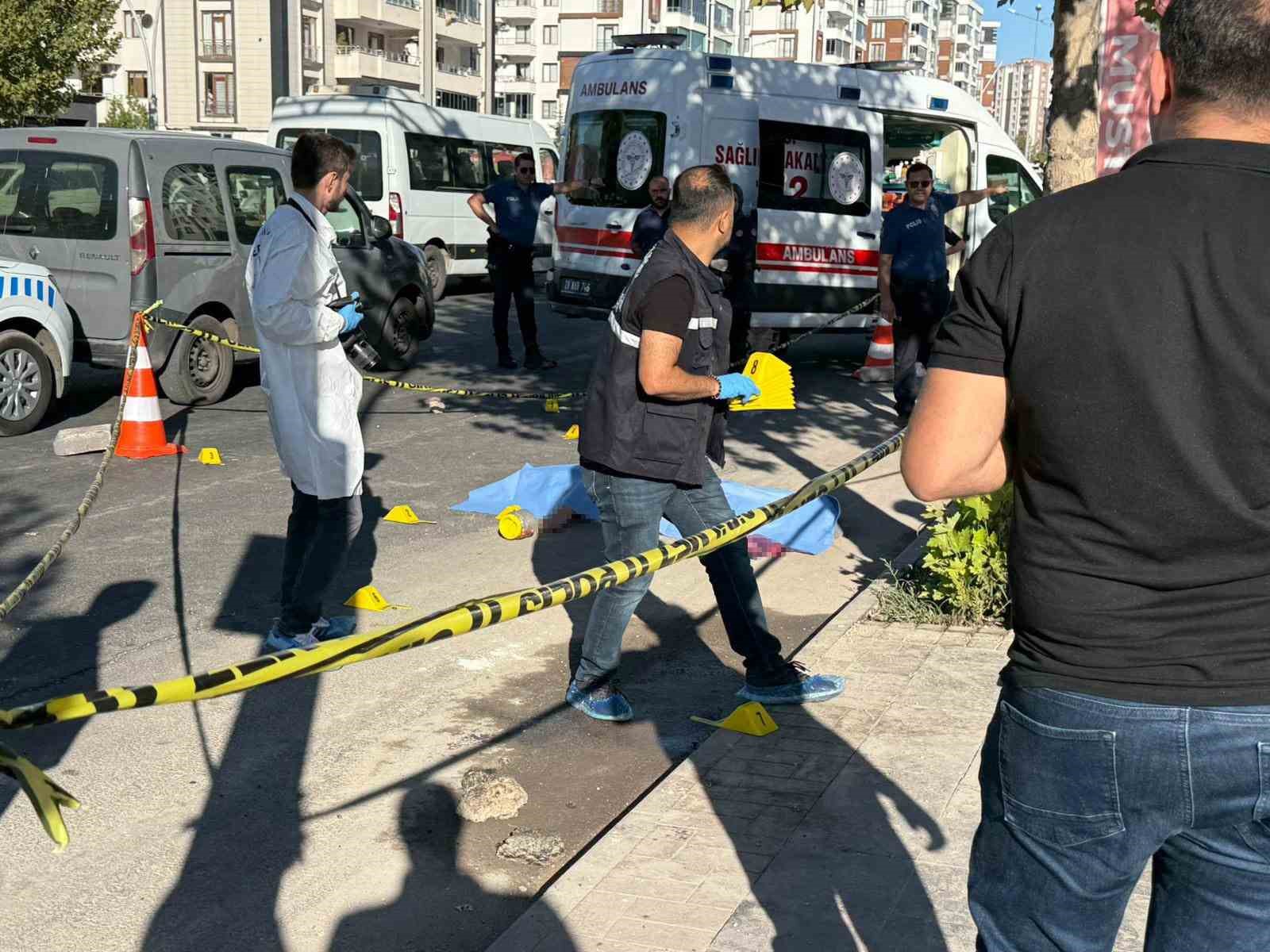 Diyarbakır’da kaldırımda silahlı saldırıya uğrayan kişi hayatını kaybetti
