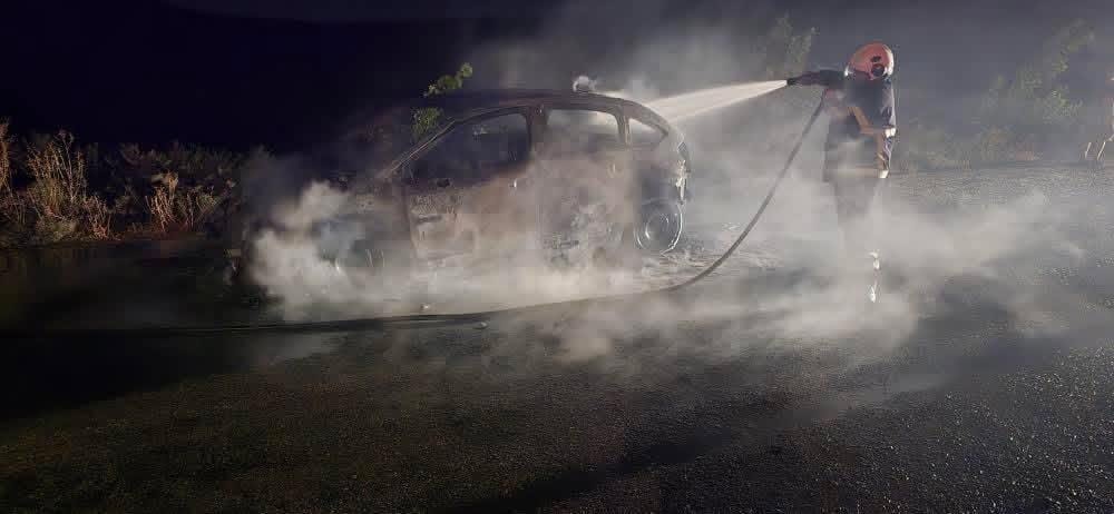 Alev topuna dönen otomobil kullanılamaz hale geldi