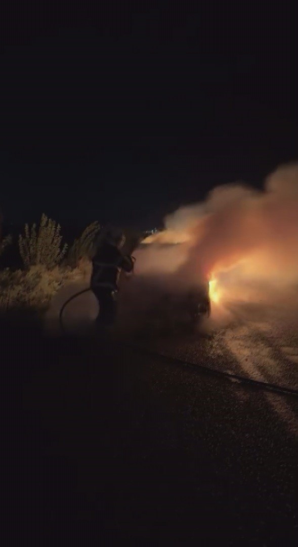 Alev topuna d&ouml;nen otomobil kullanılamaz hale geldi
