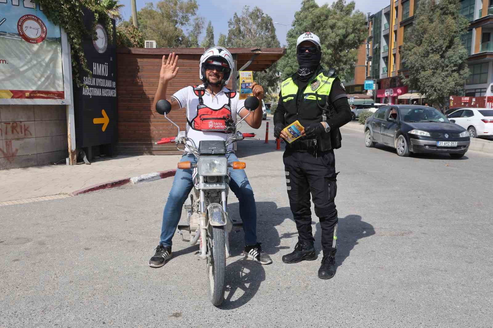 Ekmek parasını motosiklet üstünde kazanan kurye: "Evde beni bekleyen 2 çocuğum ve eşim var, hayatta kalmak için kaskı takıyorum"