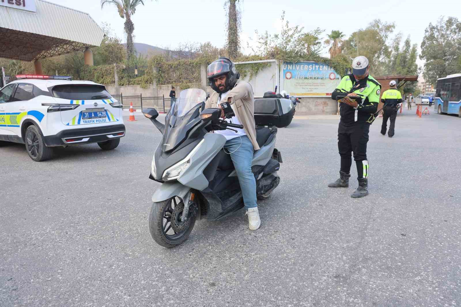Ekmek parasını motosiklet &uuml;st&uuml;nde kazanan kurye: "Evde beni bekleyen 2 &ccedil;ocuğum ve eşim var, hayatta kalmak i&ccedil;in kaskı takıyorum"
