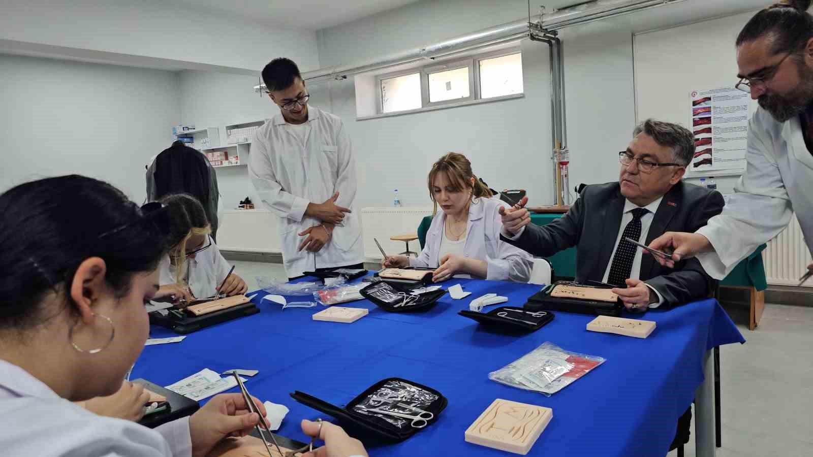 T&uuml;rkiye&rsquo;de bir ilk: Meslek y&uuml;ksekokulunda veteriner sağlık eğitimi sim&uuml;lat&ouml;rlerle veriliyor
