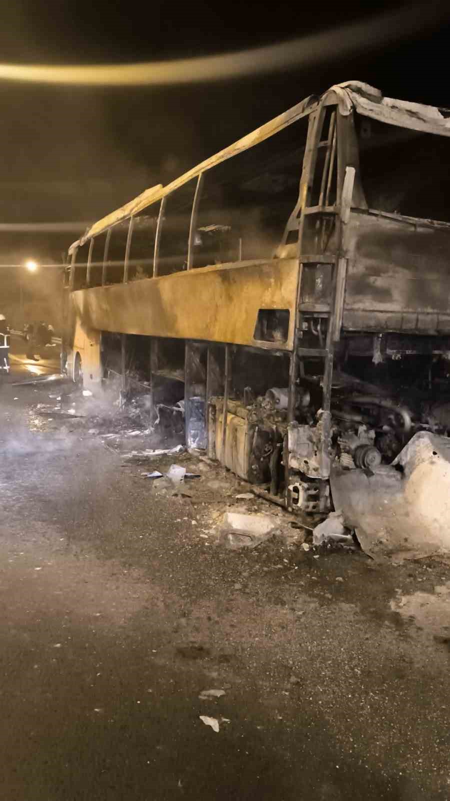 Yolcu otobüsü yanarak demir yığınına döndü
