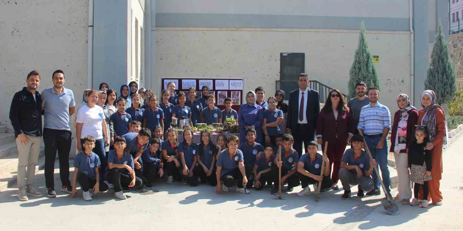 Minik eller, turşuyla b&uuml;y&uuml;k işlere imza atıyor
