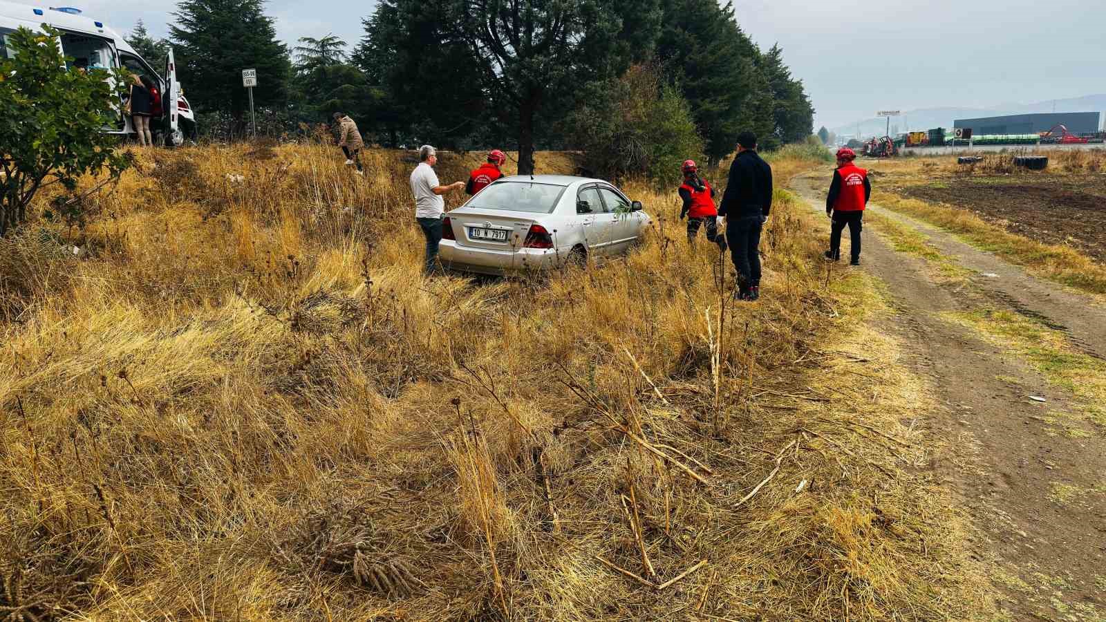 Balıkesir’de otomobil yağmurda kayarak, şarampole uçtu
