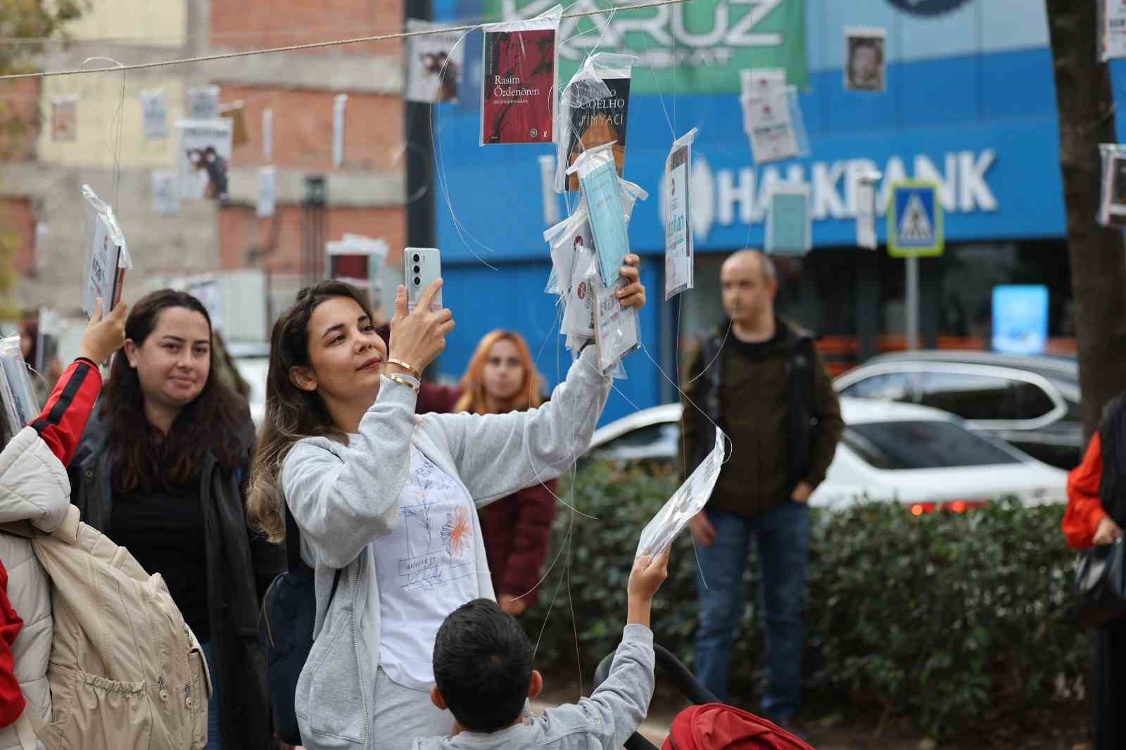 Kocaeli’de gelenek bozulmadı: Ağaçlar yine kitap açtı