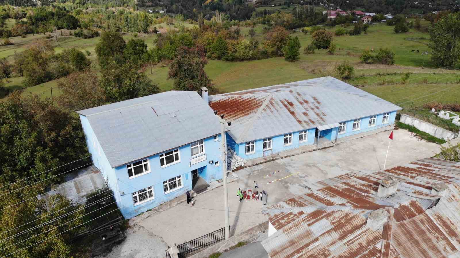 Artvin’de köy okulunda 5 öğrenci 2 öğretmenle eğitim devam ediyor
