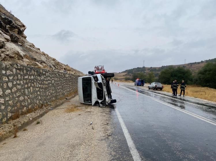 Bilecik&rsquo;te seyir halinde kamyonet devrilirken, s&uuml;r&uuml;c&uuml;s&uuml; yaralandı
