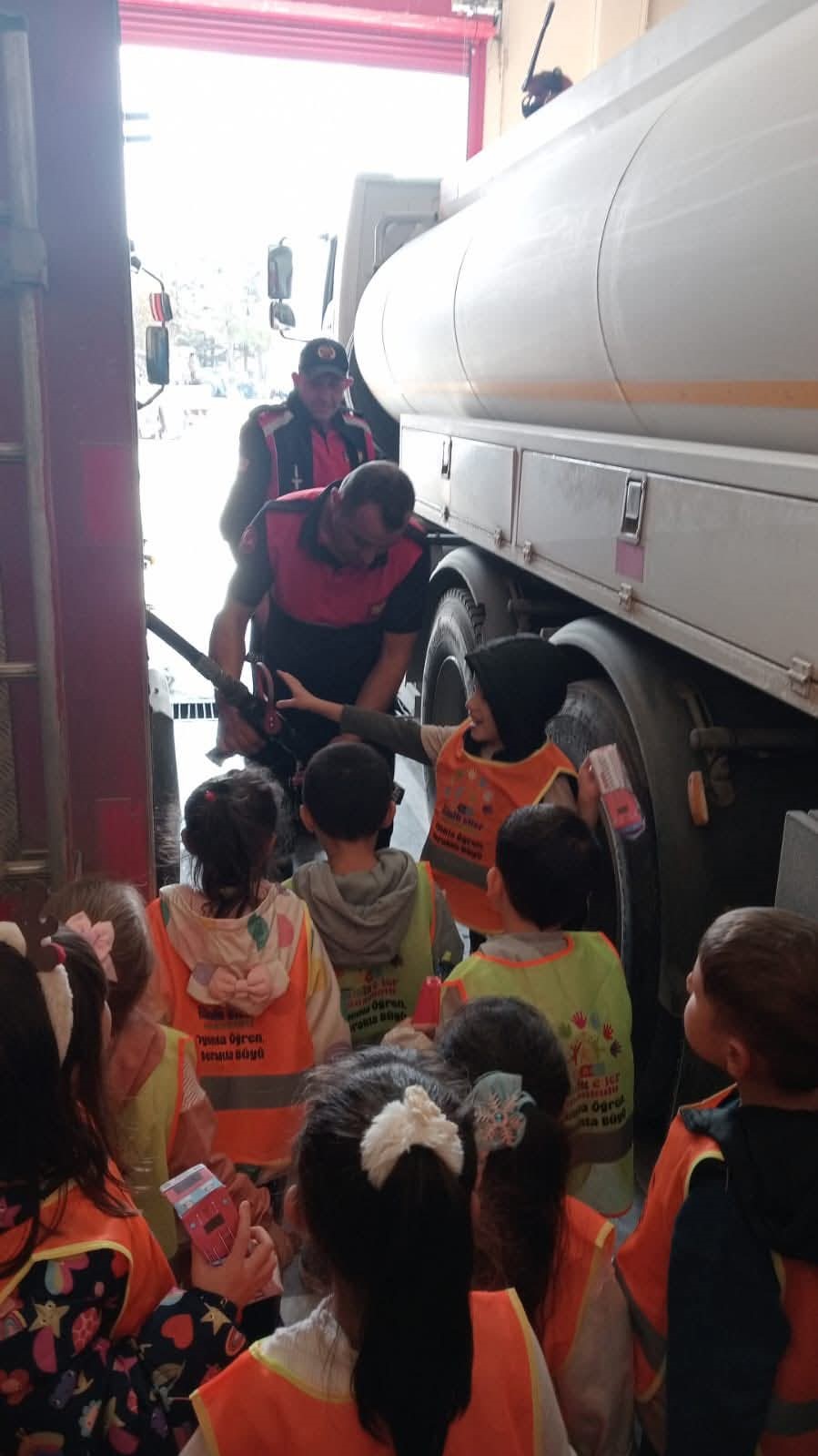 Minik Eller&rsquo;den İtfaiye Haftası&rsquo;da anlamlı ziyaret
