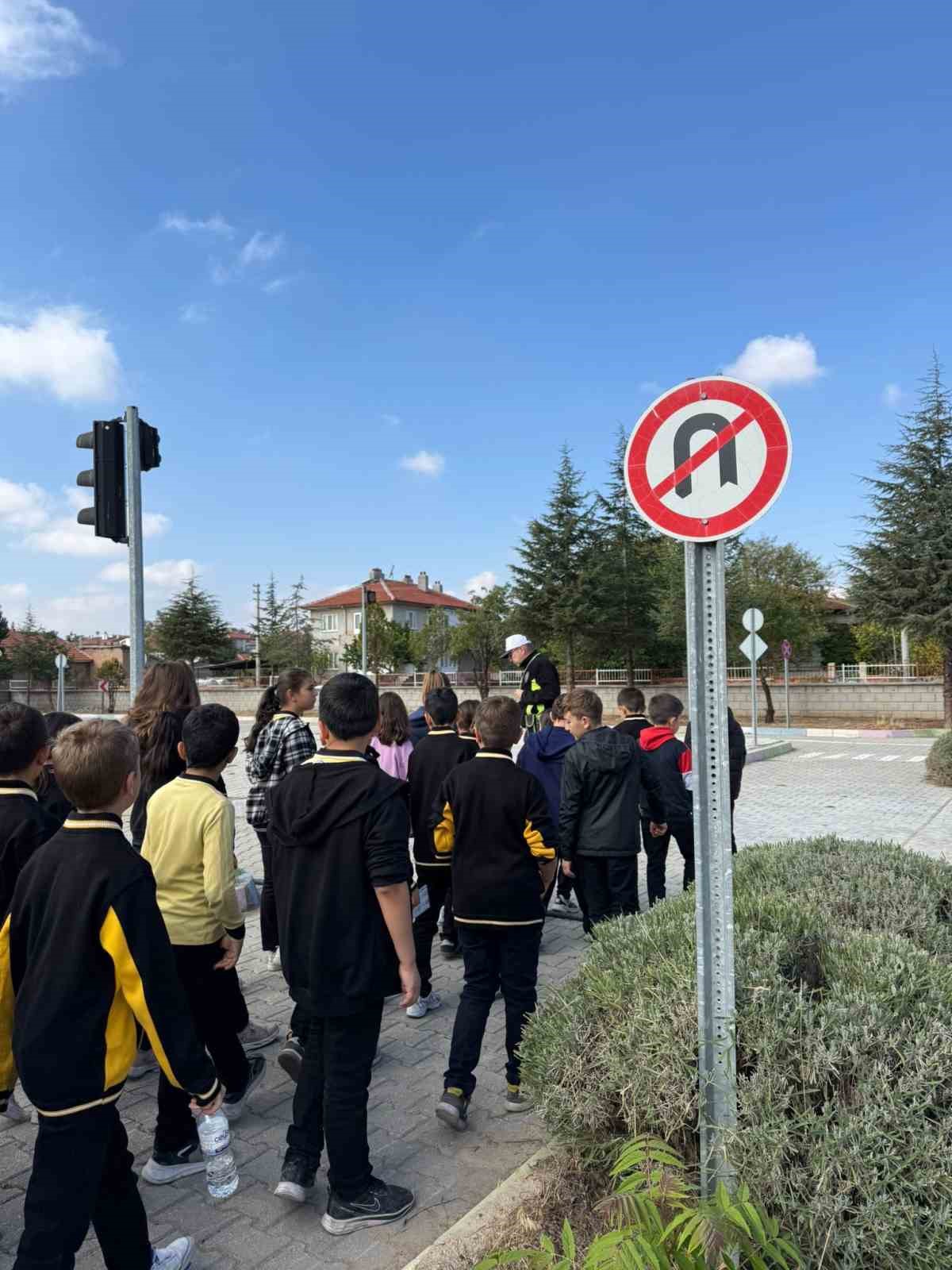 Fatih Ortaokulu’nda 75 öğrenciye trafik güvenliği eğitimi