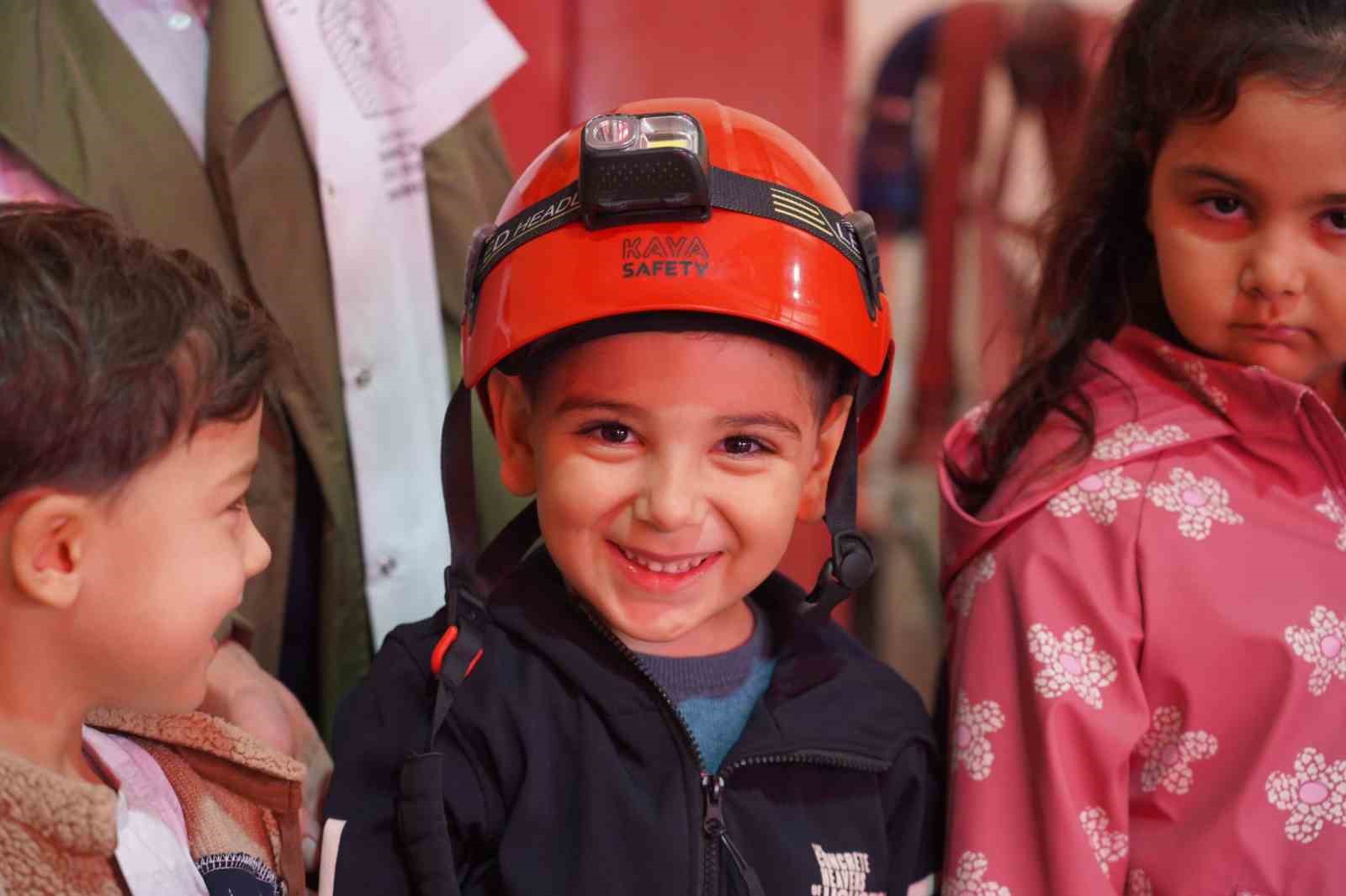 &Ccedil;ocuklar itfaiyecilerle buluştu
