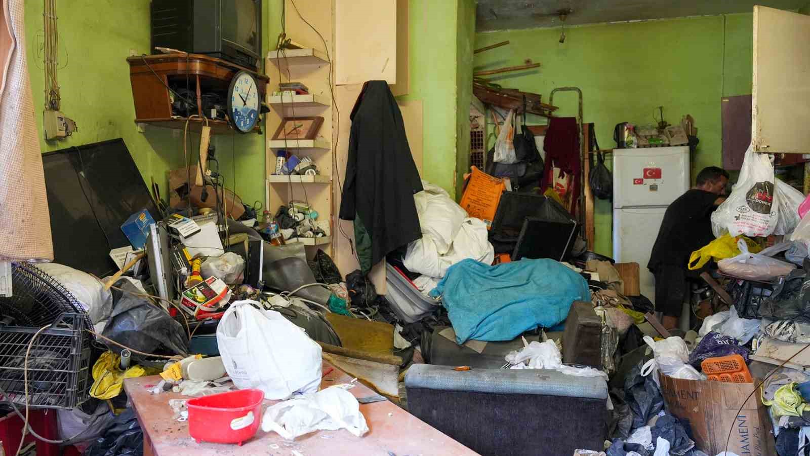 Tarsus’ta bir evden 28 ton çöp çıkarıldı