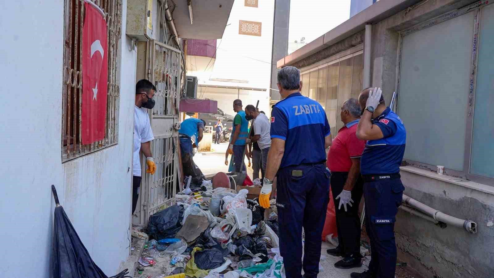 Tarsus&rsquo;ta bir evden 28 ton &ccedil;&ouml;p &ccedil;ıkarıldı
