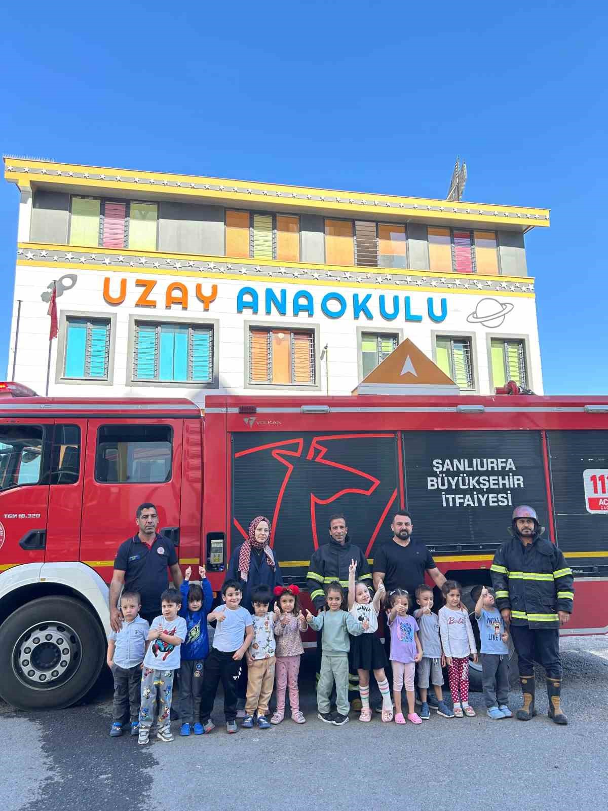 Şanlıurfa’da ihbara giden itfaiye ekiplerine miniklerden pasta sürprizi