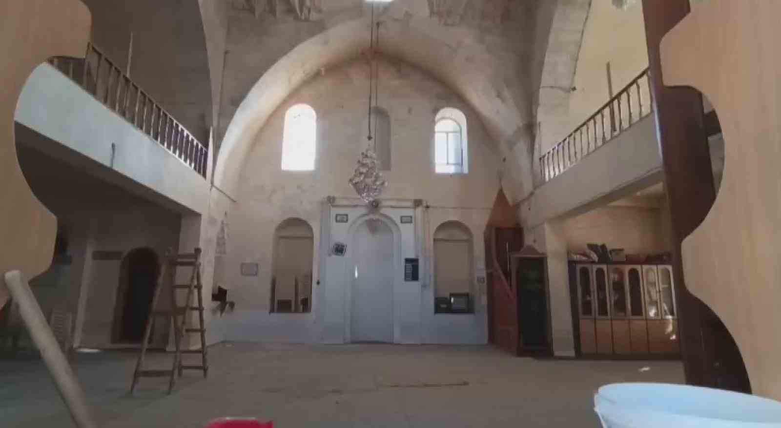 Depremde hasar g&ouml;ren cami ibadete kapalı
