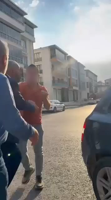 Tartıştığı s&uuml;r&uuml;c&uuml;ye saldırdı: O anlar kamerada
