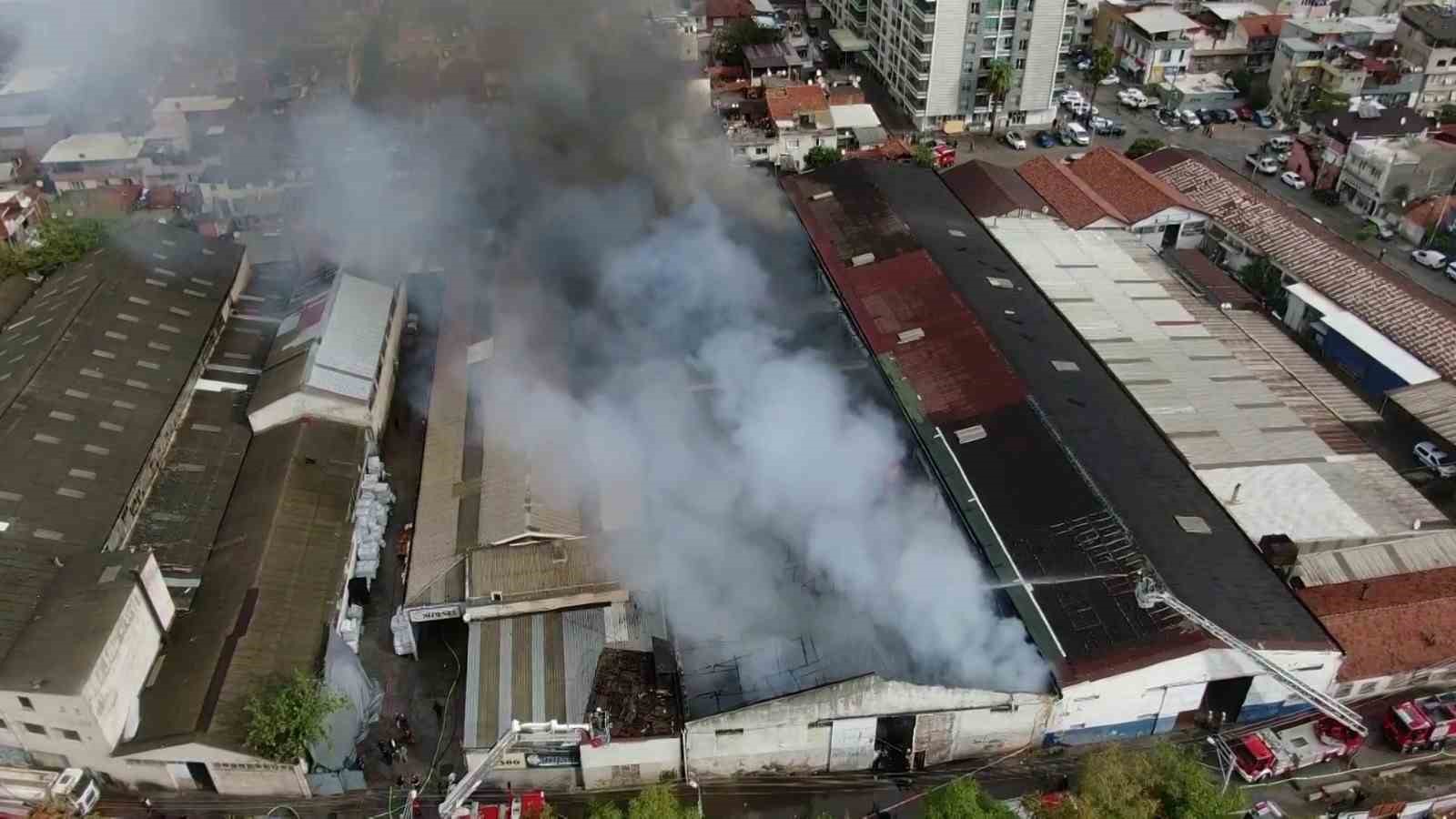 İzmir’deki depo yangını kontrol altında