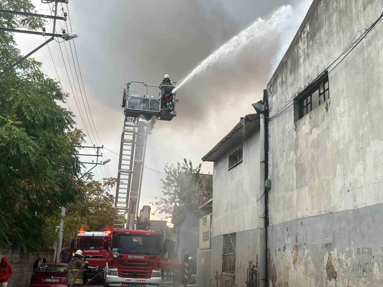 İzmir&rsquo;deki depo yangını kontrol altında
