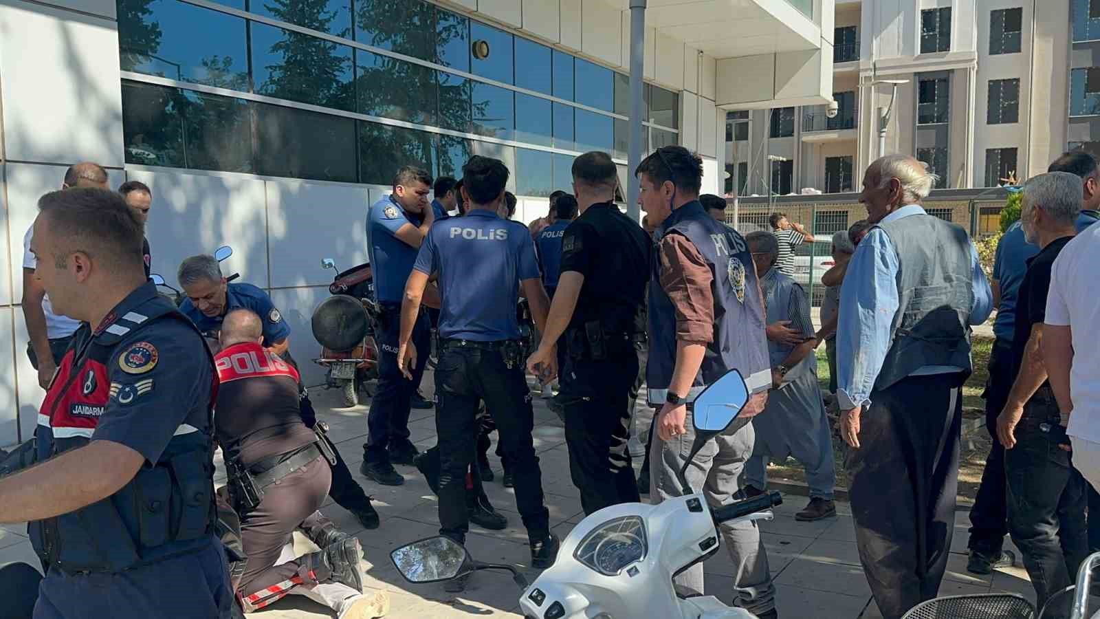 Köyde başlayıp adliye önünde devam eden kavgada 30 kişi yaralandı