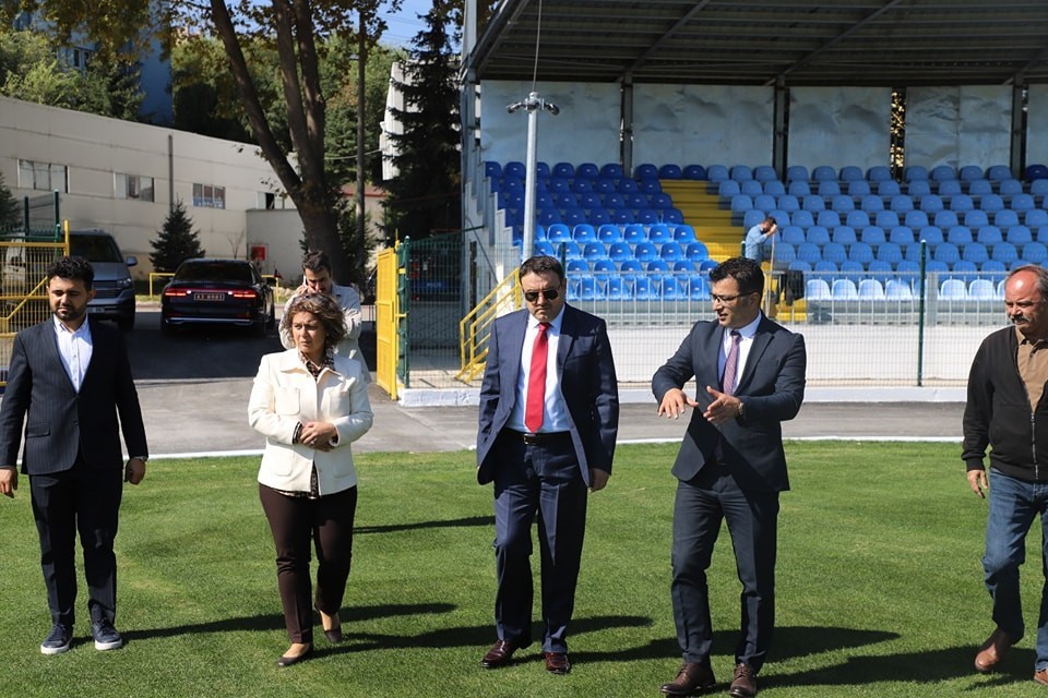 Kütahya Valisi Işın’dan yapımı devam eden ve tamamlanan spor tesislerinde inceleme