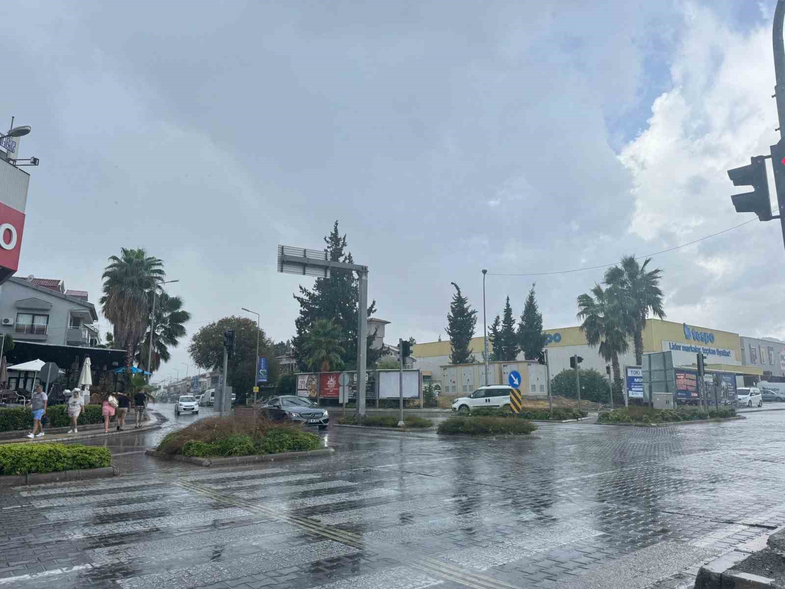 Marmaris&rsquo;te beklenen sağanak başladı
