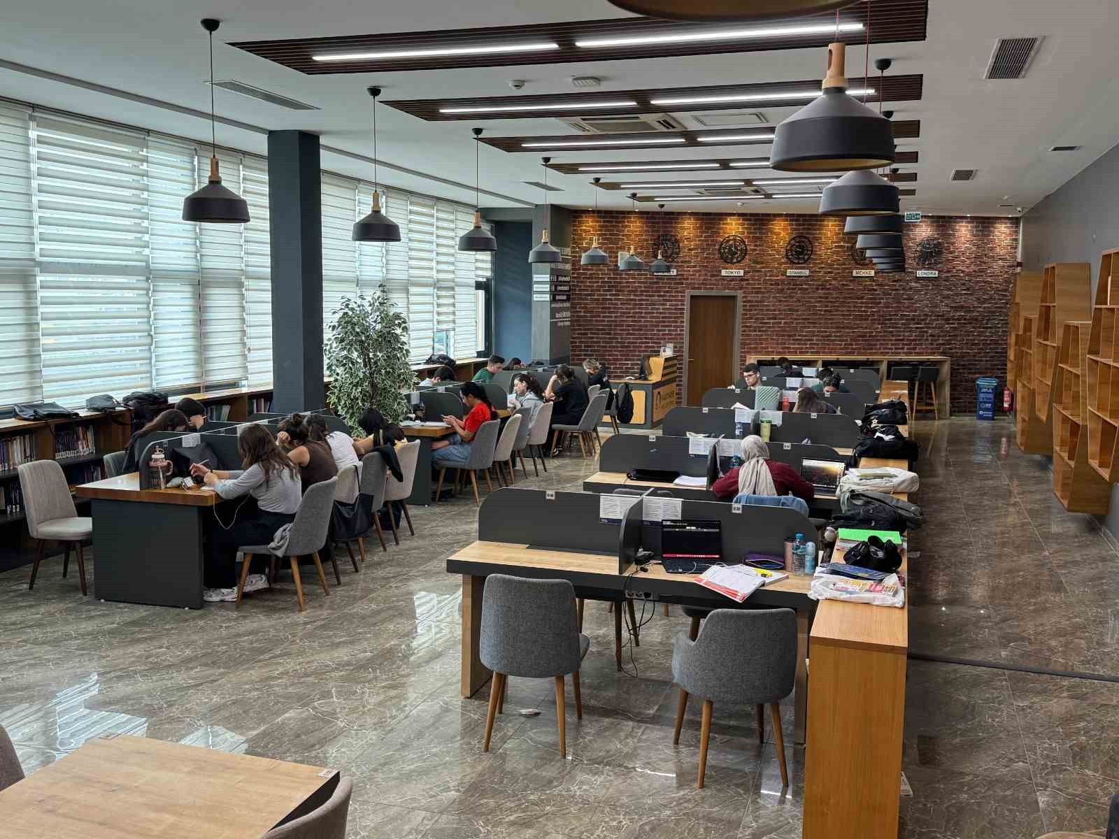 Kağıthane&rsquo;de millet kıraathaneleri gen&ccedil;lerin eğitim yuvası olmaya devam ediyor
