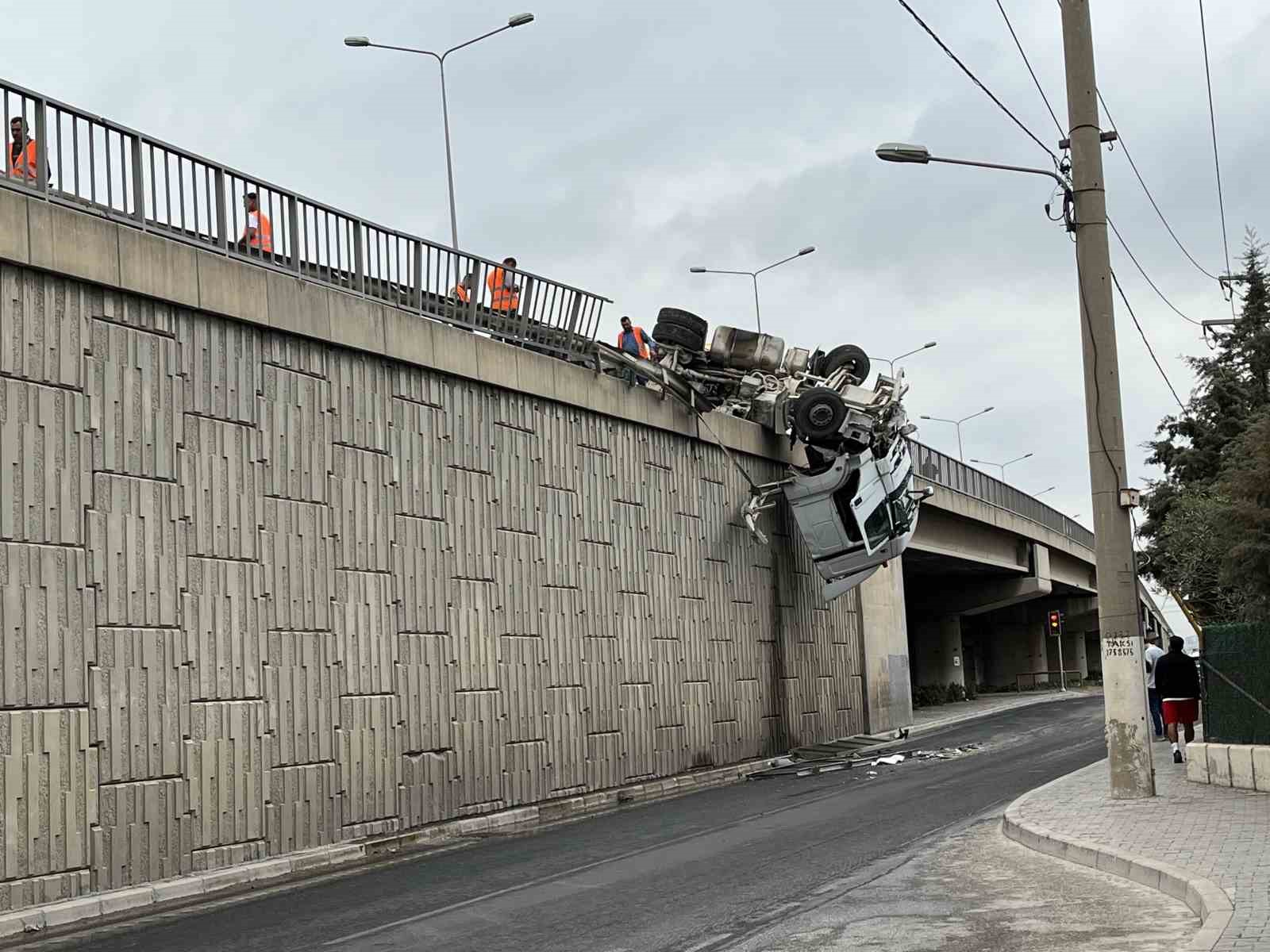 İzmir&rsquo;de viyad&uuml;kte askıda kalan tırın kaza anı kamerada
