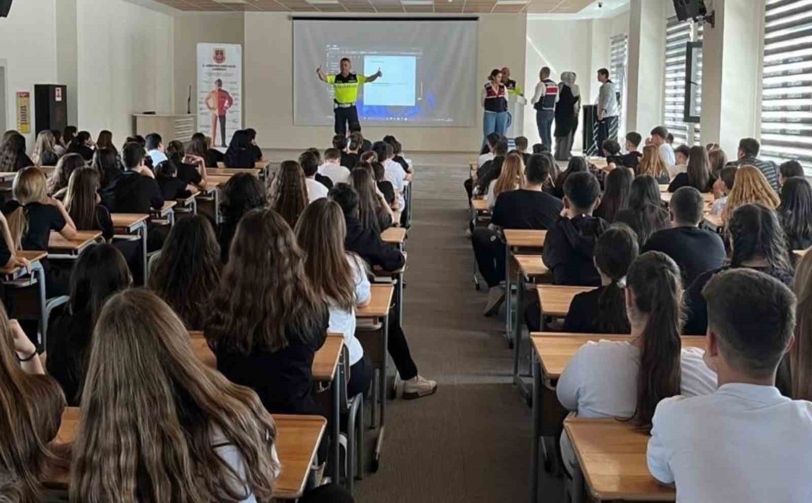 Çanakkale’de jandarma ekiplerinden lise öğrencilerine yönelik çeşitli eğitimler