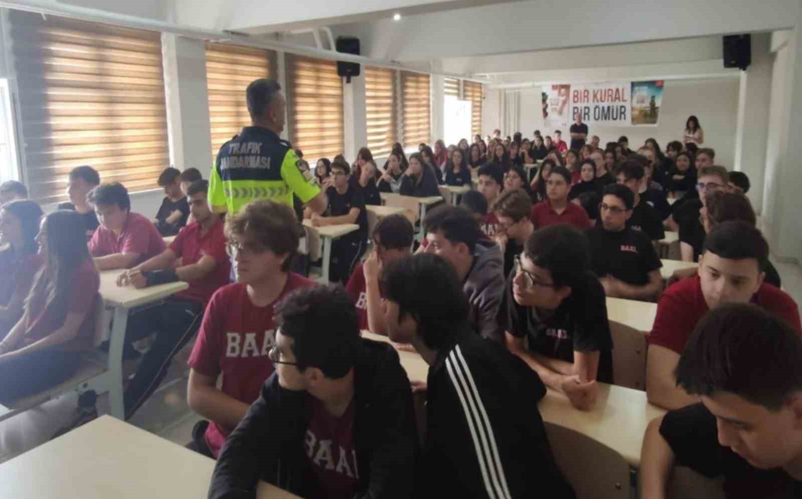 &Ccedil;anakkale&rsquo;de jandarma ekiplerinden lise &ouml;ğrencilerine y&ouml;nelik &ccedil;eşitli eğitimler
