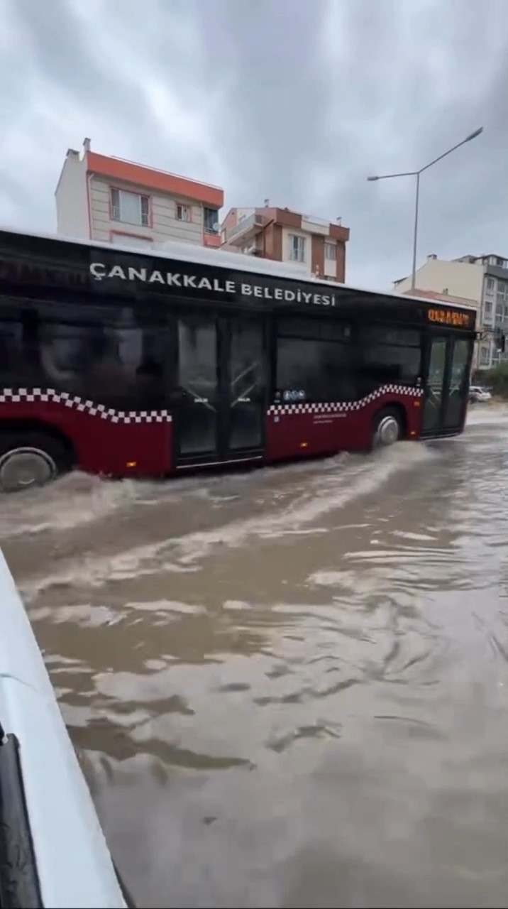 &Ccedil;anakkale&rsquo;de kanalizasyonlar taştı sokaklar g&ouml;le d&ouml;nd&uuml;
