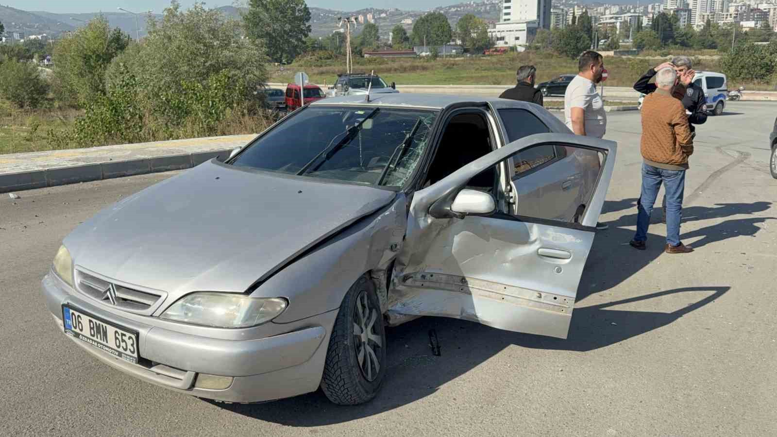Samsun&rsquo;da 2 otomobil &ccedil;arpıştı: 2 yaralı
