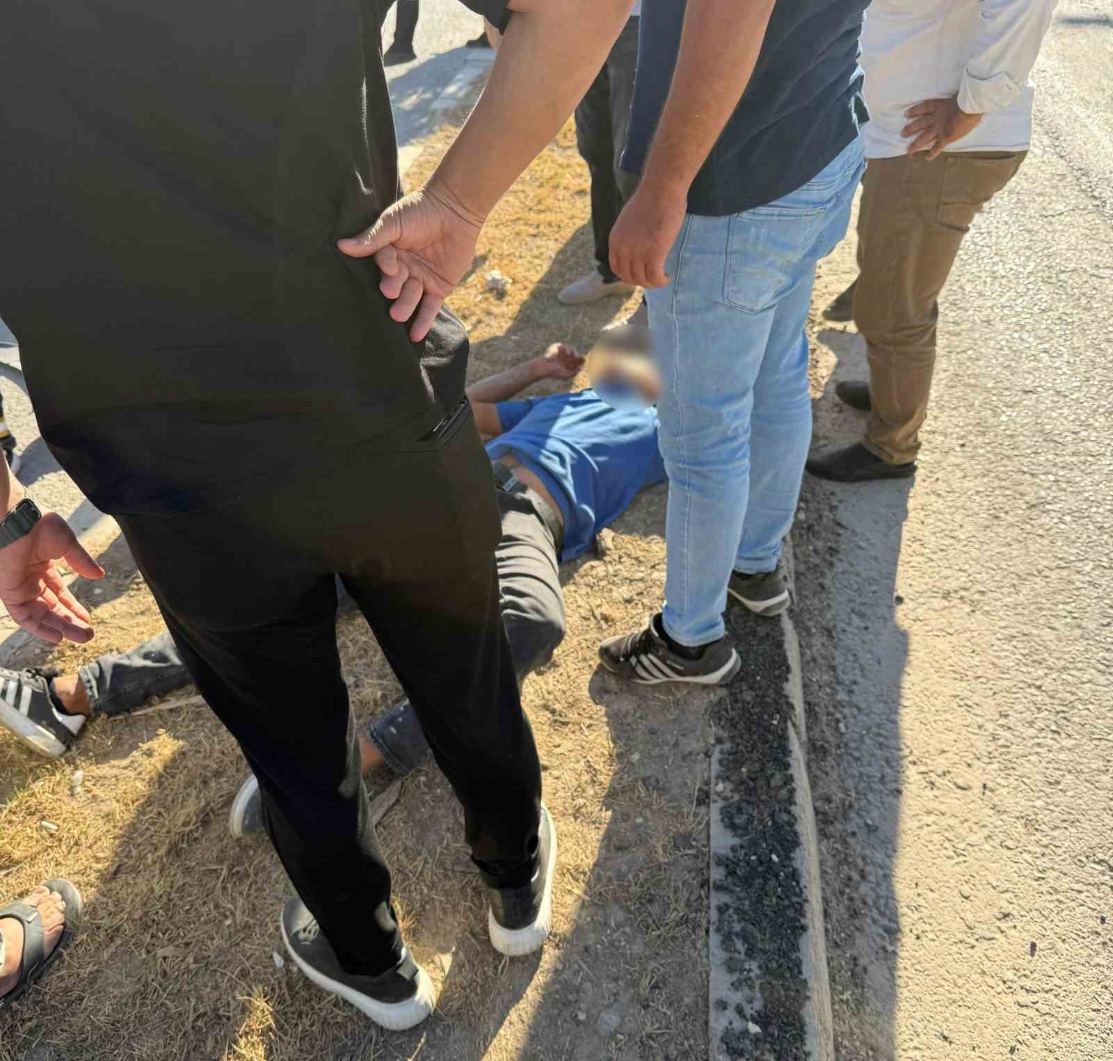 Devrilen motosikletliye araç çarptı: 1 yaralı