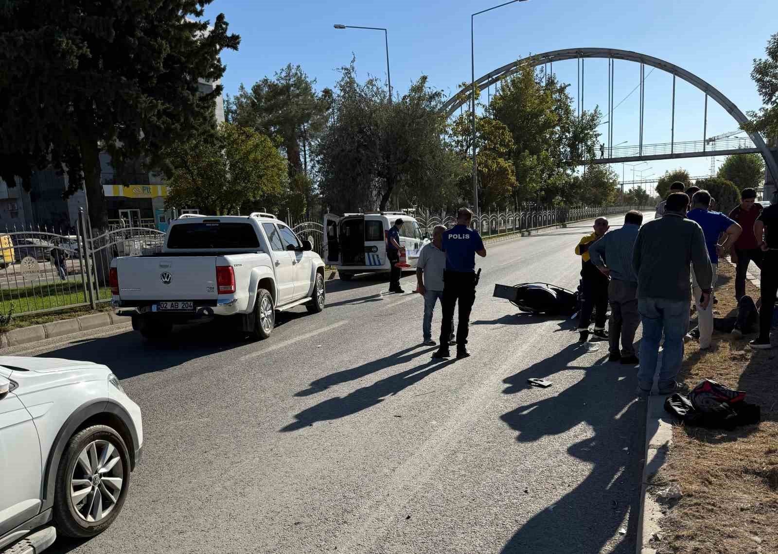 Devrilen motosikletliye araç çarptı: 1 yaralı