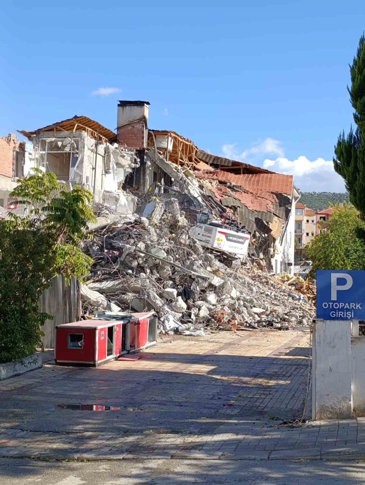 Depreme dayanaksız olan Kale Devlet Hastanesi’nin yıkımına başlanıldı
