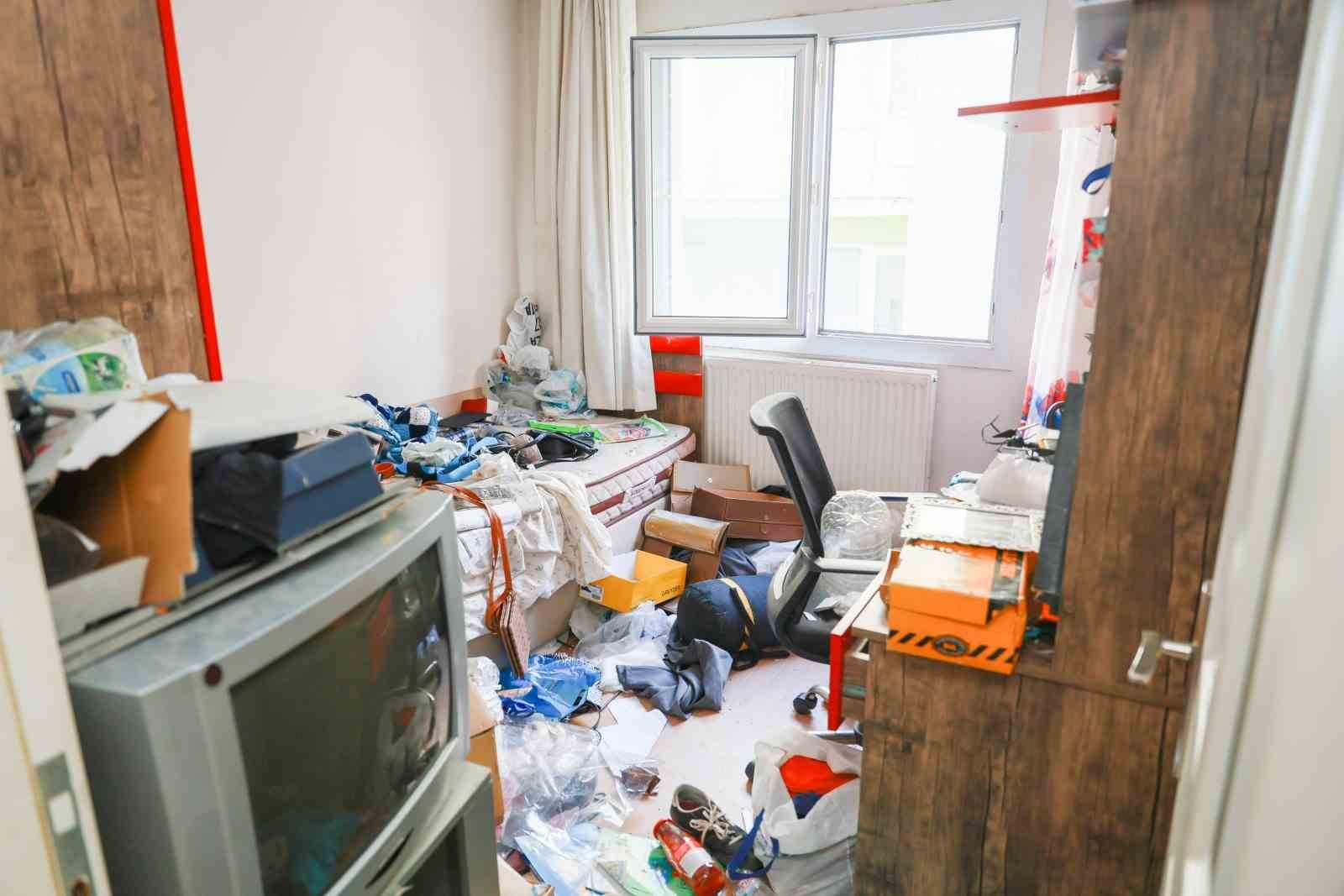 Yunusemre&rsquo;de &ccedil;&ouml;p evden 2 kamyon &ccedil;&ouml;p &ccedil;ıkarıldı
