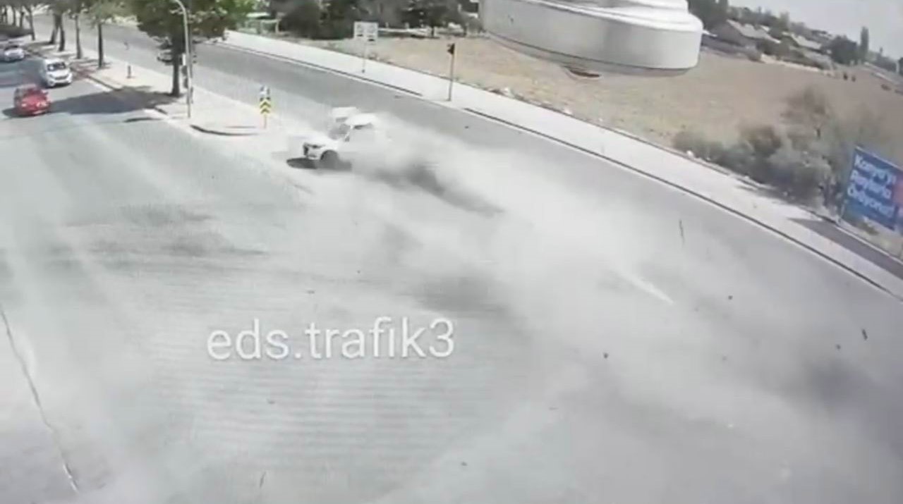 Kırmızı ışıkta duran otomobile arkadan son sürat çarptı