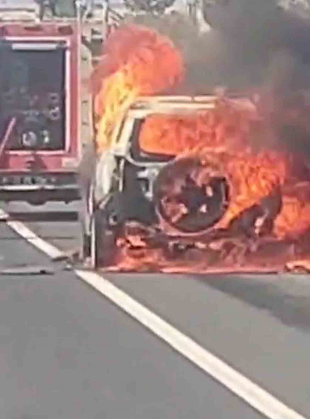 Diyarbakır’da seyir halindeyken alev alan cip küle döndü