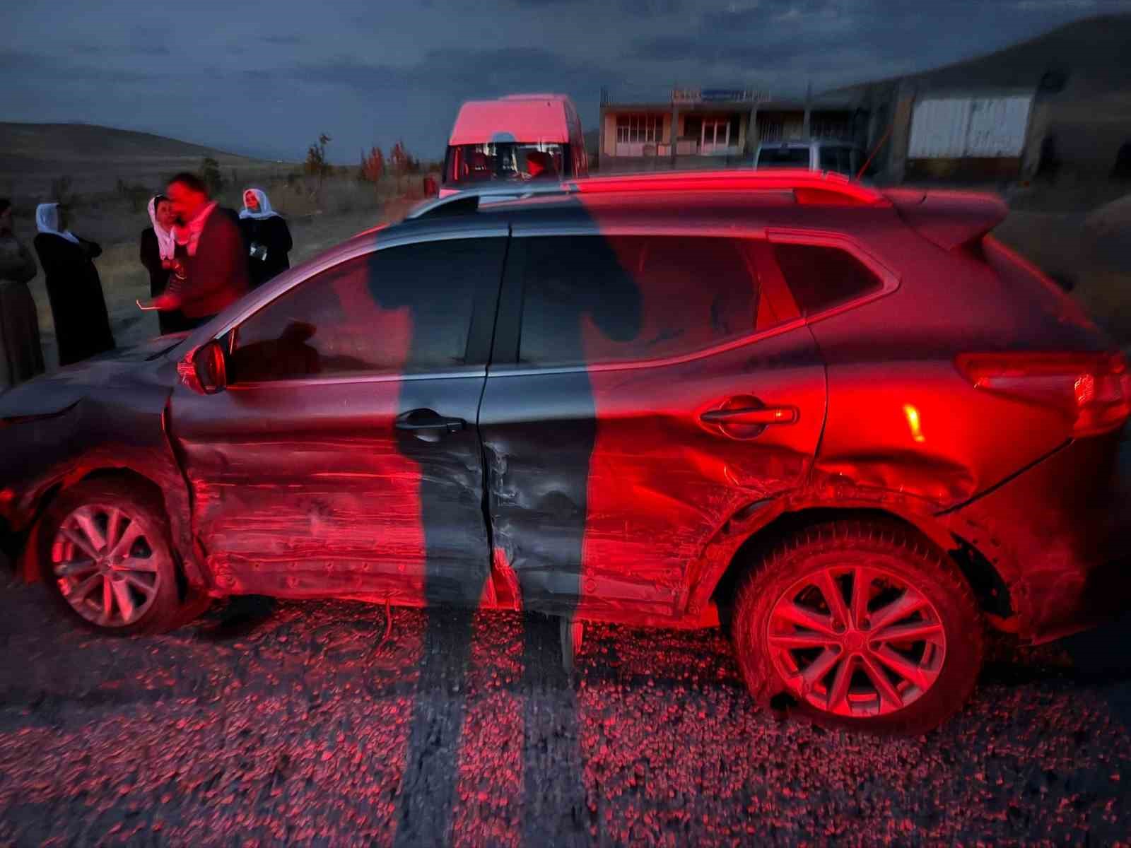 Lastiği patlayan otomobil karşı yoldan gelen cipe &ccedil;arptı
