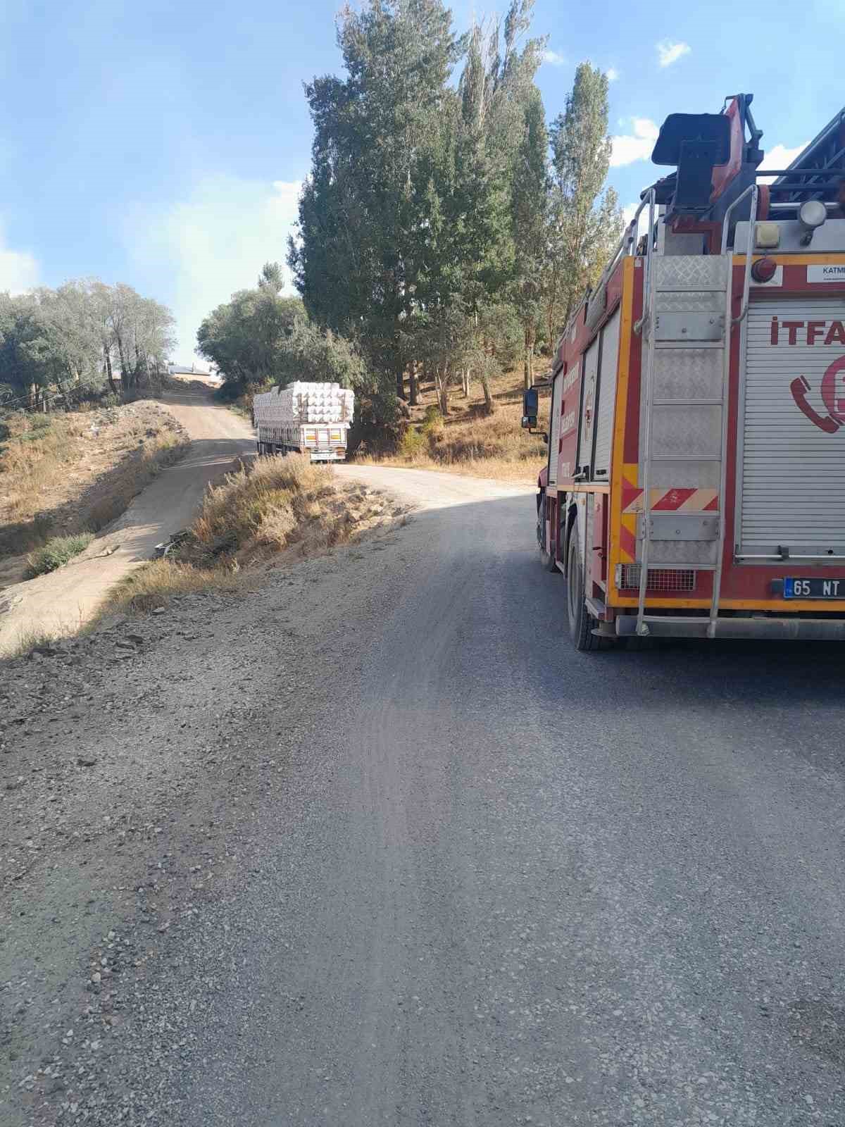 Başkale&rsquo;de anız yangını
