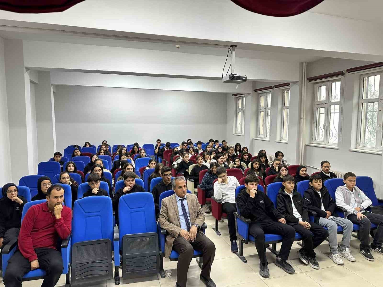 Van’da "5 Soru ve 5 Cevap" konferansı