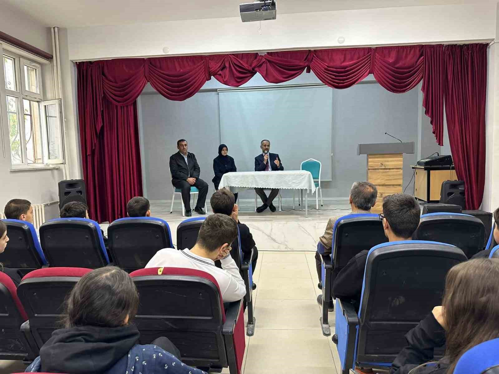 Van’da "5 Soru ve 5 Cevap" konferansı